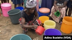 Mulher de Nampula à procura de água, Moçambique