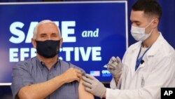 លោក​អនុប្រធានាធិបតី Mike Pence ទទួល​ការចាក់​វ៉ាក់សាំង​ដែល​ផលិត​ដោយ​ក្រុមហ៊ុន Pfizer-BioNTech បង្ការ​ជំងឺ​កូវីដ១៩ នៅក្នុង​បរិវេណ​នៃ​សេតវិមាន នៅ​ថ្ងៃសុក្រទី១៨ ខែធ្នូ ឆ្នាំ២០២០។