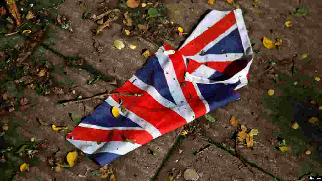 Britaniya bayrog'i yomg'irdan ho'l bo'lgan yerda yotibdi, London, 24-iyun, 2016-yil.