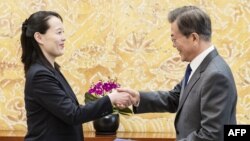  د شمالي کوریا د مشر خور کیم جانګ اون د فیبرورۍ په ١٠د حنوبي کوریا ولسمشر مون جائه ته د خپل ورور لیک وسپاره 