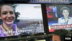 Gadhafi reapareció en la televisión estatal libia durante una reunión con líderes tribales, vistiendo completamente de negro.