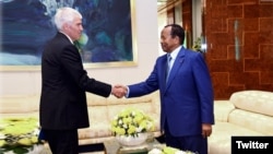 L'ambassadeur des Etats-Unis Peter Henry Barlerin et le président camerounais Paul Biya à Yaoundé, le 17 mai 2018. (Twitter/président Paul Biya)