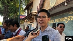 រូបឯកសារ៖ ​លោក​យាង សុធារិន អតីត​អ្នកយក​ព័ត៌មាន​របស់​វិទ្យុអាស៊ីសេរី​ និយាយ​ជាមួយ​អ្នកកាសែត​នៅក្រៅ​សាលាឧទ្ធរណ៍​ក្នុង​ទីក្រុង​ភ្នំពេញ កាលពីថ្ងៃទី​២៣ ខែ​ធ្នួ​ ឆ្នាំ​២០១៩។ (ទុំ ម្លិះ​/VOA)