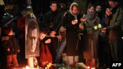 Demonstranti pale svijeće 16. februara 2024. ispred ruske ambasade u Pragu, nakon objave da je najistaknutiji kritičar Kremlja Aleksej Navaljni preminuo u arktičkom zatvoru.