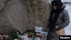 Varias personas se reunieron frente a la embajada rusa en Berlín tras conocerse la muerte del líder de la oposición rusa Alexei Navalny.