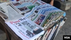 តូប​លក់​កាសែត​នៅ​តាម​របង​វត្ត​លង្កា បណ្តោយ​ផ្លូវ​ប៉ាស្ទ័រ ​ ក្នុង​រាជ​ធានី​ភ្នំពេញ កាល​ពី​ថ្ងៃ​២៧ ខែ​កញ្ញា​ ឆ្នាំ​២០១៥។ ជា​រៀង​រាល់​ព្រឹក​ អតិថិជន​ជា​ច្រើន​តែង​តែ​និយម​មក​ជាវ​កាសែត​នៅ​កន្លែង​នេះ ឬ​ឈរ​អាន​ព័ត៌មាន​ដើម្បី​ដឹង​ពី​ព្រឹត្តិការណ៍​ដែល​បាន​កើត​ឡើង​នៅ​ក្នុង​សង្គម​។ (អ៊ុំ​ សូនីតា/VOA) 