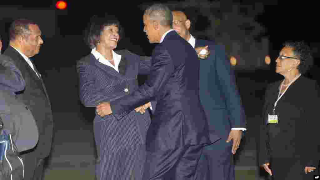Le président américain Barack Obama, au centre, est accueilli par le Premier ministre Portia Simpson-Miller de la Jamaïque, à gauche, et Patrick Allen, gouverneur général de la Jamaïque, à droite, sur le tarmac après l&rsquo;arrivée d&rsquo;Air Force One, le mercredi 8 Avril, 2015 , à l'aéroport international Norman Manley à Palisadoes, Jamaïque