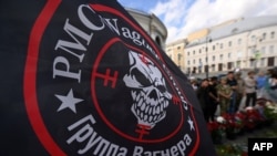 Bendera yenye nembo ya kundi la Wagner ikipepea kwenye eneo la ukumbusho la muda, kumuenzi marehemu Yevgeny Prigozhin, kiongozi wa Wagner, Agosti 27, 2023.