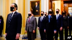 Članovi Predstavničkog doma, koji će imati ulogu tužioca na suđenju u Senatu, donose optužnicu protiv bivšeg predsednika Donalda Trampa u Gornji dom Kongresa, 25. januar 2021.