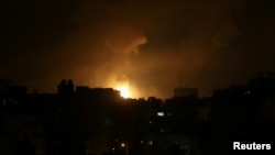 Asap dan kobaran api membubung saat Israel melancarkan serangan udara di tengah meningkatnya kekerasan antara Israel dan Palestina, di Kota Gaza, Jumat, 14 Mei 2021. (Foto: Ibraheem Abu Mustafa/Reuters)