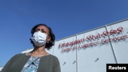 La ministre éthiopienne de la Santé, Lia Tadesse, après avoir réceptionné les vaccins AstraZeneca / Oxford dans le cadre du programme COVAX contre la maladie COVID-19 à l'aéroport international de Bole à Addis-Abeba , en Éthiopie, le 7 mars 2021. 