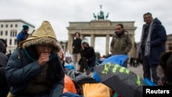 آرشیف: شماری از افغان های پناهجو حین اعتصاب غذایی در شهر برلین آلمان، کشوریکه تا حال ده ها پناهجوی افغان را جبراً اخراج کرده است