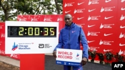 Picha ya Maktaba: Kelvin Kiptum baada ya kushinda Chicago Marathon mwaka 2023.