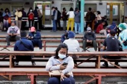 Orang-orang yang memakai masker pelindung duduk pada jam sibuk di stasiun kereta api di tengah wabah COVID-19 di Jakarta, 13 September 2021. (Foto: REUTERS/Ajeng Dinar Ulfiana)