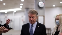 Reporteri prate senatora Reanda Paula pred polaganje zakletve uoči suđenja o opozivu bivšeg predsjednika Donalda Trumpa, 26. januara 2021.