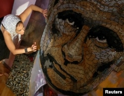 Дарія Марченко працює над портретом Путіна