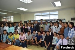 លោក​ឧបការី​រដ្ឋ​មន្ត្រី​ក្រសួង​ការបរទេស​សហរដ្ឋ​អាមេរិក​ ​ថម​ ម៉ាលីណូស្គី​ ​(Tom​ ​Malinowski)​ ​ទទួល​បន្ទុក​សិទ្ធិ​មនុស្ស​ ​ប្រជាធិបតេយ្យ​ ​និង​ការងារ ថតរូប​រួមគ្នា​ជាមួយ​នឹង​និស្សិត​មក​ពី​សកលវិទ្យាល័​នានា ក្រោយ​ពី​លោក​បាន​ធ្វើ​វេទិកា​សាធារណៈ​មួយ ​នៅ​ទីក្រុង​ភ្នំពេញ កាល​ពី​ព្រឹក​ថ្ងៃ​អង្គារ ទី១២ ខែកក្កដា ឆ្នាំ២០១៦។ (រូបភាព​ដកស្រង់​ចេញ​ពី​ទំព័រ​ហ្វេកប៊ុក​របស់​ស្ថានទូត​អាមេរិក​ប្រចាំ​នៅ​កម្ពុជា)