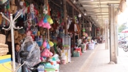 តូ​បលក់គ្រឿងសម្ភារៈប្រើប្រាស់នៅ​តំបន់​ PubStreet​ ដែល​ធ្លាប់​តែ​ពោរពេញ​ទៅ​ដោយ​ភ្ញៀវ​ជាតិ​និង​អន្តរជាតិ​ដើរ​ទៅ​ដើរ​មកនៅក្រុងសៀមរាប កាល​ពី​ថ្ងៃទី១២ ខែឧសភា​ ឆ្នាំ២០២០។ (ផន បុប្ផា/VOA)