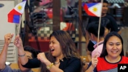 Filipinos cheer moments after the Hague-based U.N. international arbitration tribunal ruled in favor of the Philippines in its case against China on the dispute in South China Sea, July 12, 2016 in Manila, Philippines.