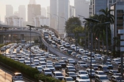 Kendaraan antre dalam kemacetan saat terjadi pembatasan sosial skala besar di tengah wabah COVID-19 di Jakarta, 19 Mei 2020. (Foto: REUTERS/Ajeng Dinar Ulfiana)