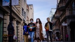 Ljudi šetaju ulicama Vuhana posle ukidanja karantina, 14. aprila 2020.