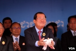 រូបឯកសារ៖ លោកនាយករដ្ឋមន្ត្រី ហ៊ុន សែន អំឡុងពិធីអបអរខួប៦៨ឆ្នាំ នៃគណបក្សប្រជាជនកម្ពុជា នៅកោះពេជ្រ រាជធានីភ្នំពេញ កាលពីថ្ងៃទី២៨ ខែមិថុនា ឆ្នាំ២០១៩។ (អូន ឆេងប៉រ/VOA)