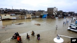 بارش کے بعد کراچی کی ایک سڑک مکمل طور پر پانی میں ڈوبی ہوئی ہے۔