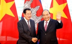 រូបឯកសារ៖ លោក​នាយក​រដ្ឋមន្ត្រី ហ៊ុន សែន ថតរូបជាមួយនាយករដ្ឋមន្ត្រីវៀតណាម លោក Nguyen Xuan Phuc នៅការិយាល័យរដ្ឋាភិបាលវៀតណាម ក្នុងទីក្រុងហាណូយ ថ្ងៃទី៤ ខែតុលា ឆ្នាំ២០១៩។