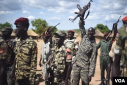 A South Sudanese government soldier raises his gun and chants at Jebel Makor, 45 minutes outside South Sudan's capital Juba, April 14, 2016. (Credit: Jason Patinkin)