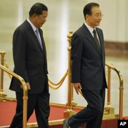 រូបឯកសារ៖ លោក​នាយក​រដ្ឋមន្ត្រី​ចិន Wen Jiabao (ស្តាំ) និង​លោក​នាយក​រដ្ឋ​មន្ត្រី ហ៊ុន សែន ជួប​ស្វាគមន៍​គ្នា​នៅ​វិមាន​រដ្ឋាភិបាល​ចិន នៅ​ទីក្រុង​ប៉េកាំង ​ថ្ងៃទី១៣ ខែធ្នូ ឆ្នាំ២០១០។