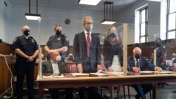 Weisselberg em tribunal onde se declarou não culpado (sentado à esquerda)