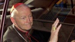 ARHIVA: Kardinal vašingtonske nadbiskupije Teodor Mekarik za vreme posete Vatikanu, 23. aprila 2002.