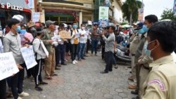 រូបឯកសារ៖ ក្រុម​អ្នក​គាំទ្រ​លោក រ៉ុង ឈុន ប្រធាន​សហភាព​សហជីព​កម្ពុជា​ លើក​បដា​ ក្នុង​ពេល​តវ៉ា​ទាមទារ​ឲ្យ​ដោះលែង​លោក នៅ​មុខ​តុលាការ​រាជធានី​ភ្នំពេញ ថ្ងៃ​ទី១ ខែសីហា ឆ្នាំ​២០២០។