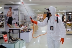 Seorang anggota Palang Merah Indonesia menyemprotkan cairan disinfektan di dalam sebuah pasar swalayan untuk mecegah penyebaran wabah virus corona (COVID-19), di Jakarta, 17 Maret 2020. (Foto: Reuters)