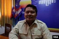 ចៅសង្កាត់​ជាប់​ឆ្នោត​សម្រាប់​សង្កាត់​ចោមចៅ​ទី១ មកពីគណបក្ស​សង្រ្គោះជាតិ លោក កង វង ផ្តល់បទសម្ភាសន៍​ដល់ VOA កាល​ពីថ្ងៃទី​៨ ខែមិថុនា។ (ស៊ុន ណារិន/VOA)