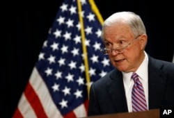 美國司法部長塞申斯在巴爾的摩的一個新聞發布會上（2017年12月12日）