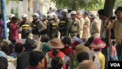 រូបឯកសារ៖ កងសន្តិសុខ​ខណ្ឌចំការមន​ របស់​ទីក្រុងភ្នំពេញ​ ទប់ស្កាត់​អ្នកតវ៉ា​មិន​ឲ្យ​បិទ​ផ្លូវ​នៅជាប់​ក្រសួង​រៀបចំ​ដែន​ដី ថ្ងៃទី​២២​ ខែ​សីហា​ ឆ្នាំ​២០១៩។ (ហ៊ុល រស្មី​/VOA)