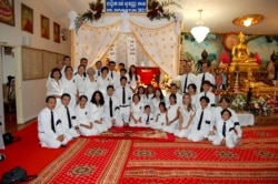 អ្នកស្រី​ ង៉ោ​ យក់បៀន​ ភរិយាសព​លោក ទន់​ សុវណ្ណ នៅឯពីធីបុណ្យសព​ក្នុងវត្តពុទ្ធិការ៉ាម​ រដ្ឋ​ Maryland​ នៅថ្ងៃសុក្រទី១៥ ខែតុលា ឆ្នាំ២០២១។ (រូបថតផ្តល់ឲ្យ)