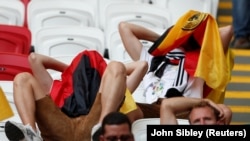 Washabiki wa Ujerumani wakionyesha huzuni baada ya kutolewa Russia 2018.