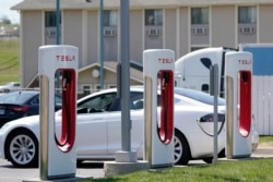 ARHIVA - Električno vozilo kompanije Tesla puni bateriju u Topiki, u Kanzasu, raije ove godine