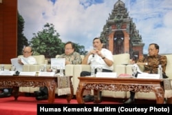 Staf Khusus Menteri BUMN Sahala Lumban Gaol (kiri), Menteri PPN/Kepala Bappenas Bambang Brodjonegoro (kedua dari kiri), Menko Kemaritiman Luhut Binsar Pandjaitan (tengah), dan Gubernur Bali I Wayan Koster (kanan) menjawab pertanyaan wartawan dalam Diskusi Media Forum Merdeka Barat (FMB) 9 dengan tema “Menakar Manfaat AM IMF-WBG 2018”, di Kementerian Keuangan (Kemenkeu), Jakarta, Senin, 17 September 2018. (Foto: Humas Kemenko Maritim)