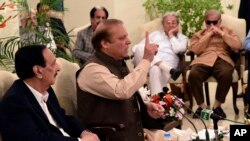 نواز شریف حین سخنرانی در میان اعضای حزب