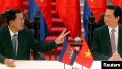 លោក​នាយករដ្ឋមន្ត្រី​ ហ៊ុន សែន ជជែក​ជាមួយ​លោក Nguyen Tan Dung នាយរដ្ឋមន្ត្រី​វៀតណាម​នៅ​មុន​ពិធី​ចុះ​ហត្ថលេខា​មួយឯ​វិមាន​រដ្ឋាភិបាល​នៅ​ក្រុង​ហាណូយ កាល​ពី​ថ្ងៃ​ទី​២៦ ខែ​ធ្នូ ឆ្នាំ​២០១៣ ក្នុង​អំឡុង​ទស្សនកិច្ច​រយៈ​ពេល​៣​ថ្ងៃ​នៅ​ប្រទេស​វៀតណាម។