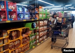 미국 일리노이주 휘튼의 식료품 가게에서 한 여성이 장을 보고 있다.