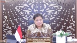 Menko Perekonomian Airlangga Hartarto mengatakan pemerintah tengah menyiapkan regulasi terkait vaksin booster COVID-19 berbayar dan gratis bagi masyarakat umum (VOA)