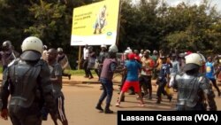 Nesta foto de arquivo, Polícia reprime manifestação em Bissau