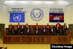 ទិដ្ឋភាព​ខាង​ក្នុង​សាល​សវនាការ​ អំឡុង​ពេល​ប្រកាស​សាល​ក្រម​នៃ​សំណុំ​រឿង​ ០០២/០១ កាល​ពី​ខែ​សីហា ឆ្នាំ​២០១៦។ (រូបថត​ផ្តល់​ឲ្យ​ដោយ ECCC)