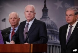 រូបឯកសារ៖ សមាជិក​ព្រឹទ្ធសភា​សហរដ្ឋ​អាមេរិក​ដ៏​មាន​ឥទ្ធិពល គឺ​លោក​ ចន ម៉ាក់ខេន ថ្លែងនៅក្នុងសន្និសីទសារព័ត៌មានមួយនៅសភាអាមេរិក កាលពីថ្ងៃទី១០ ខែមករា ឆ្នាំ២០១៧។