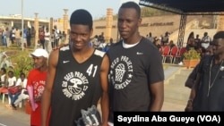 Gorgui Dieng avec un jeune du NBA ACADEMY AFRICA à Dakar, Sénégal, 7 mai 2017. (VOA/ Seydina Aba Gueye)