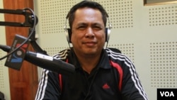 លោក កែម ឡី អ្នក​វិភាគ​សង្គម ចូលរួម​ពិភាក្សា​អំពី​អត្ថន័យ​នៃ​បដិវត្ត​ពណ៌ និង​សេរីភាព​តវ៉ា​នៅ​កម្ពុជា នៅក្នុង​កម្មវិធី​ Hello VOA នៅ​រាជធានី​ភ្នំពេញ កាលពី​ថ្ងៃព្រហស្បតិ៍ ទី៣០ ខែមិថុនា ឆ្នាំ២០១៦។ (លឹម សុធី/VOA)